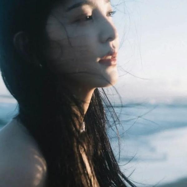 一位站立的人